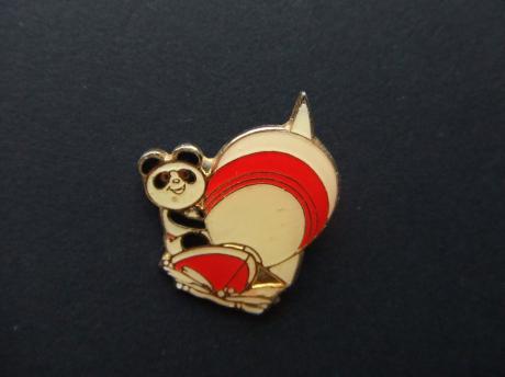 Pandabeer surfen met zonnebril